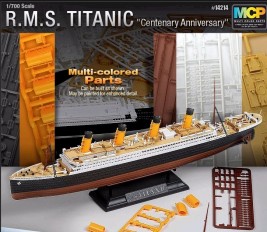 1:700 R.M.S. Titanic + podstavec