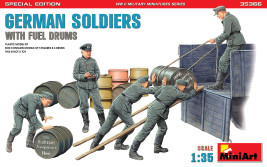 1:35 German Soldiers w/ Fuel Drums (predobjednávka)