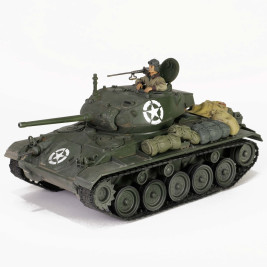 1:35 M24 Chaffee, US Army, Fheinberg, Germany, March 1945 w/ Figure