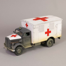 1:32 Kfz.305 Opel Blitz Ambulance, German Army w/ Driver Figure