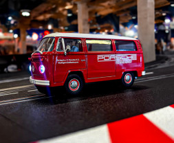 1:32 Carrera Evolution – VW Bus T2b, Porsche Renndienst