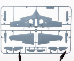 1:48 Curtiss P-40N Warhawk (Royal Class, Dual Combo)