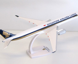 1:200 Airbus A350F Singapore Airlines Cargo (Snap-Fit)