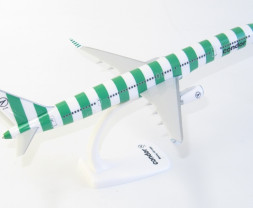 1:200 Boeing B757-330(WL) Condor ″Condor Island″ Colors (Snap-Fit)