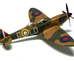 1:72 Supermarine Spitfire T9 - SM520 - Spitfires.com - Goodwood Aerodrome