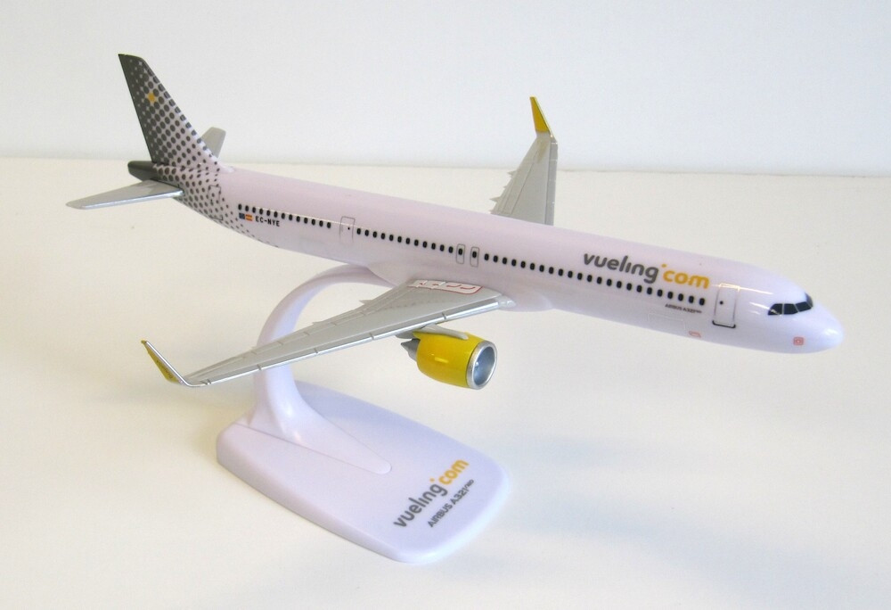 Náhľad produktu - 1:200 Airbus A321-271NX Vueling ″2004s″ Colors (Snap-Fit)