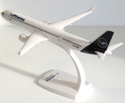 1:200 Airbus A321-271NX Lufthansa ″2018s″ Colors, Named ″Uhingen″ (Snap-Fit)