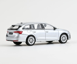 1:43 Škoda Octavia IV FL Combi (2024) - Strieborná Brilliant Metalíza