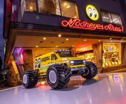 1:10 Mad Van w/ MOONEYES Fazer FZ02L 4WD (Ready Set)