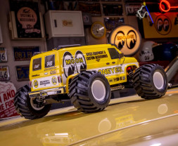 1:10 Mad Van w/ MOONEYES Fazer FZ02L 4WD (Ready Set)