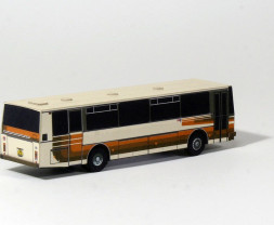 1:100 Pohostinstvo pri Lipe a diaľkový autobus Karosa LC 735 (vystrihovačka)